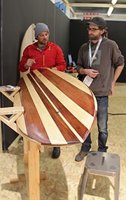 Beim Bau eines Surfboards zuschauen in Halle A4 Ispo Outdoor & Watersport Village -  ispo Munich 19 vom 03.-06.02.2019 (©Foto: Marikka-Laila Maisel)